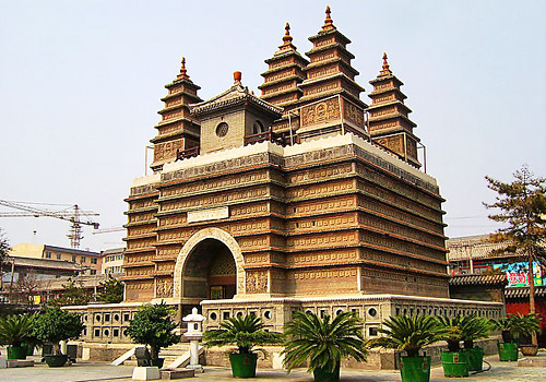 There are five exquisite quadrangle pagodas built on top of the Buddha's warrior seat, hence the name Five-Pagoda Temple come out.