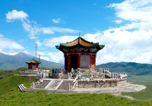 The Ri Pavilion and the Yue Pavilion of Riyue Mountain,Xining