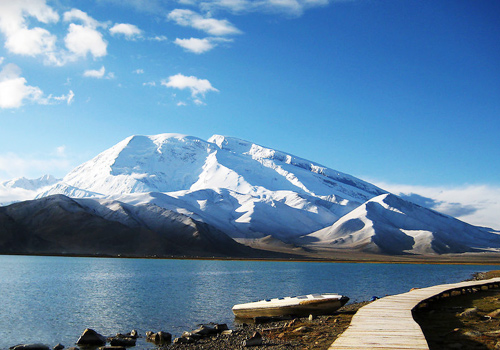 Karakuri Lake is an alpine glacial erosion lake.