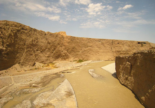 Under the first tower,torrential Taolai River runs to the east, just like a silver belt winding on the Gobi Desert.