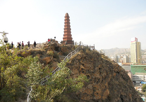 Red hill is a folded fault mountain at an altitude of 910 meters and commonly seen to be the trade mark of Urumqi City.