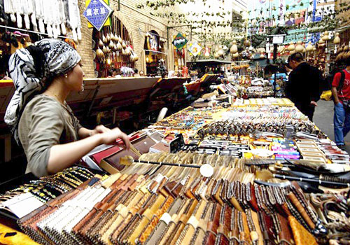 Xiushui Street sells kinds of commodoties,art wares,silks,pottery,antiques,etc.