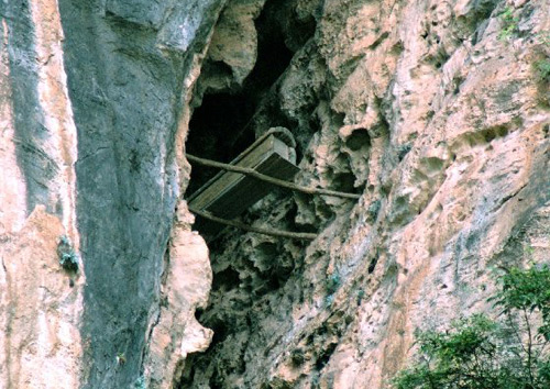A hanging coffin in Shenning Stream scenic area.