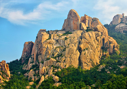 As the only mountain rises by the sea among all famous Chinese mountains, the Lao Mountain of Qingdao is the main mountain range of Shandong Peninsular.