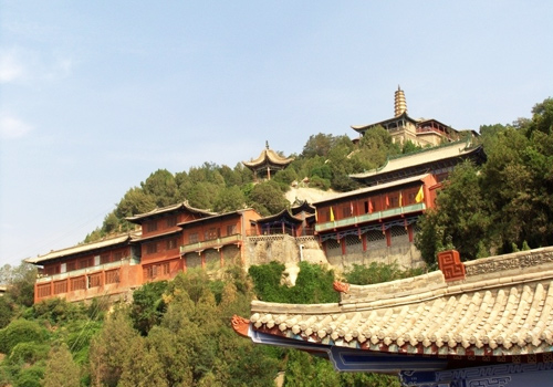 Seated on the northern bank of Yellow River, the White Pagoda Hill is named after a white pagoda on its hilltop.