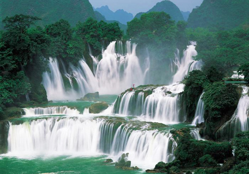 No matter if you are close to the falls or far from them, these magnificent falls are sure to captivate your heart. 