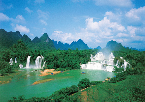 Detian Waterfall crosses from China to Vietnam and is Asia’s largest transnational waterfall, and places second longest amongst the entire world.