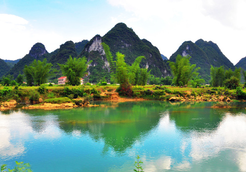 Take a bamboo raft on the mirror-like Ming-shi River is a peerless idyllic experience to enjoy a vitality picture of a typical Chinese countryside life.