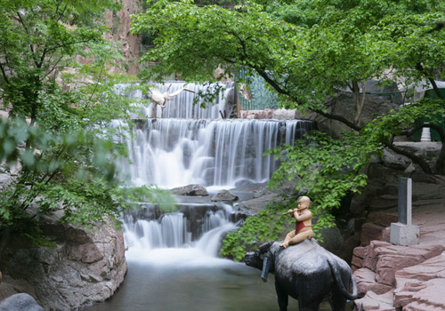 The superb scenery of Mian Mountain is consisting of rocks,peaks,cliffs and luxuriant plants.