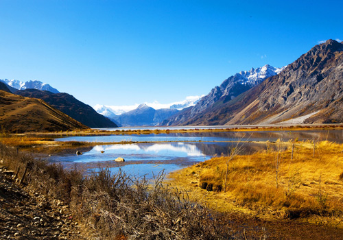 Ranwu Lake is known for its size,it's mirror lake water,its green grassy meadows and it's snow capped peaks. 