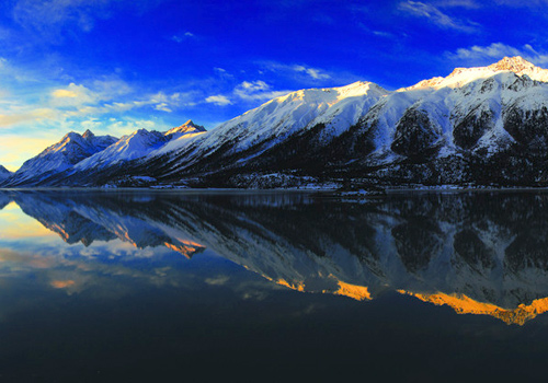 Ranwu Lake was formed by the blocking of rivers,by debris from landsides,glaciers,and natural walls. 