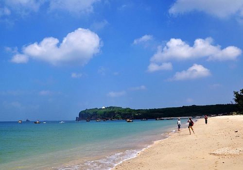 Thanks to its subtropical climate and winding coastlines,Beihai has abundant sunshine,plentiful rainfall,limpid seawater,fine beaches and fresh seafood. 