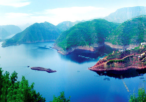Considered Thousand Islands in North China,Xiaolangdi Scenic Area features superb sceneries of gorges,rivers,surrounding peaks and profound Yellow River culture.
