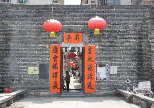  Kim Tin Walled Village is the best preserved walled village in Hong Kong.
