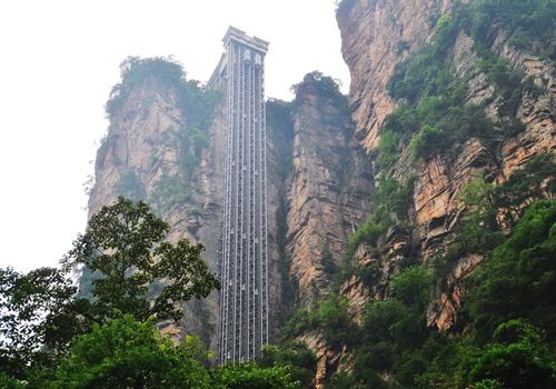 The Bailong Elevate in Yangjiajie Scenic Area looks splendid.