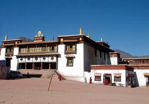 Qambaling Monastery is the largest Gelug Monastery in Chamdo Region.