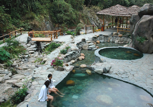 Longsheng Hot Springs Forest Park is famous for its beautiful surroundings and high quality hot springs.