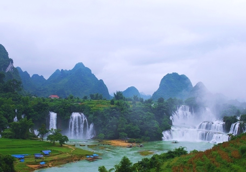 Detian Waterfall,the biggest binational waterfall in Asia,is a highlight in Nanning tours.