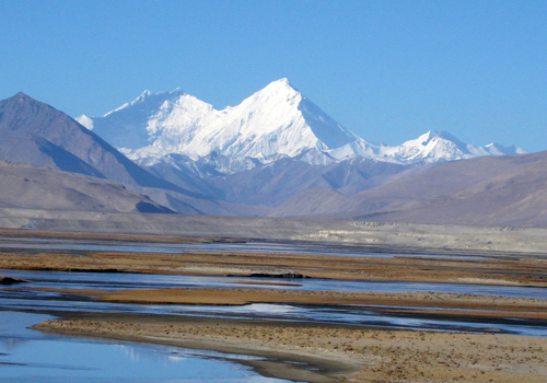 Mt.Everest,the highest peak in the world,is in the south of Shigatse.