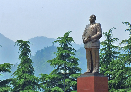 Shaoshan is known as the hometown of Mao Zedong,the founding father of People's Republic of China.