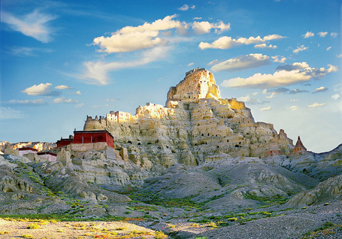 The ruins of the Ancient City of Guge in Ngari,which had underwent thousand years of vicissitudes,is still a mystery to modern people.
