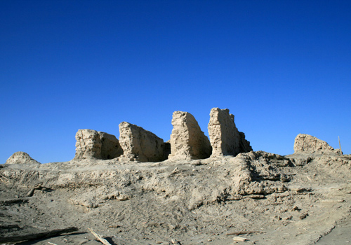 As a location of one of the 36 kingdoms of western region 2000 years ago,Yuli has some ruins of famous disappeared ancient cities.