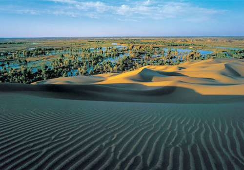 Lopnor Village of Yuli County is a Shangri-la as well as a junction of the China's largest desert,the longest continental river,the largest green belts and the throat of the ancient Silk Road.  