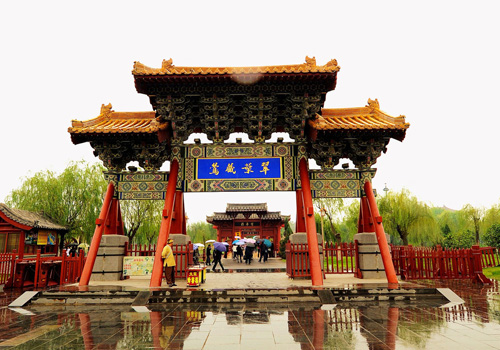 The memorial archway in Millennium City Park,Kaifeng