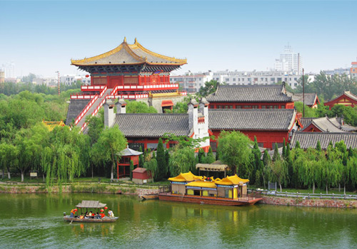 Walking in the park,visitors can get feelings that they have returned to 1000 years ago-lines of ancient shops and hotels,kinds of Song style mansion and houses.