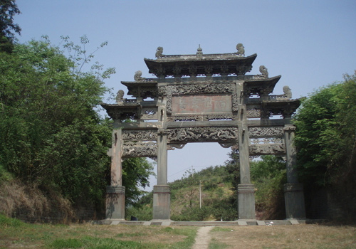 Xuanyue Gate is 20 metres high, 12.81 metres wide with the four characters "治世玄岳" written on the memorial archway by Jiajing Emperor.