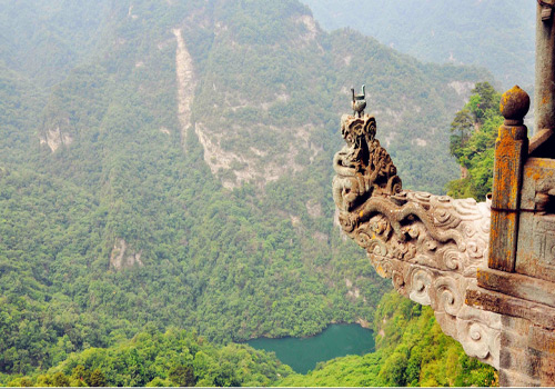 Whenever visitors come here, most of them will be amazed at the vivid carvings of the two twisting dragons swallowing a fire ball.