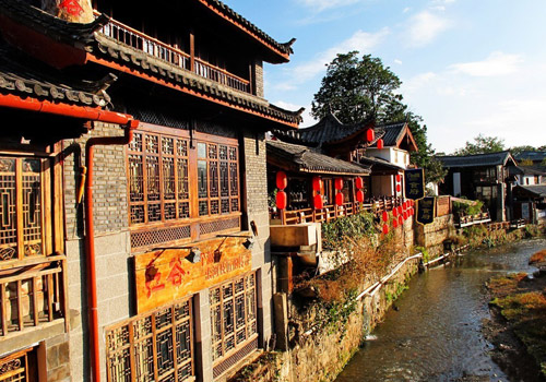 With ubiquitous bridges and canals, elegant wooden houses, charming inns and bars,Lijiang Old Town is hailed as the "Oriental Venice" and "Suzhou in Highland".  