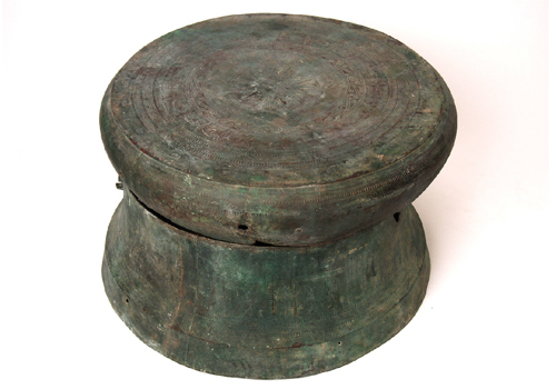 The bronze drum carved with egret was made in Western Han Dynasty.