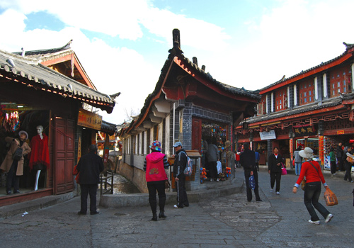 The center of Lijiang Old Town is the Square Street (Sifang Street)