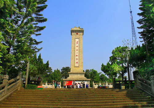 The monument was built in memory of those revolutionary martyrs sacrificed in Guangxi during revolutions. 