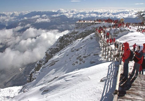 The scenery of Jade Dragon Snow Mountain is at its best in winter with heavy snow on the mountai
