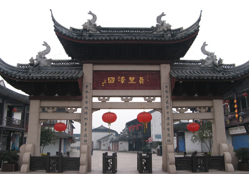On the junction of the new and old town on the south end of Quanfu Road stands a mock-Ming Dynasty pailou. 