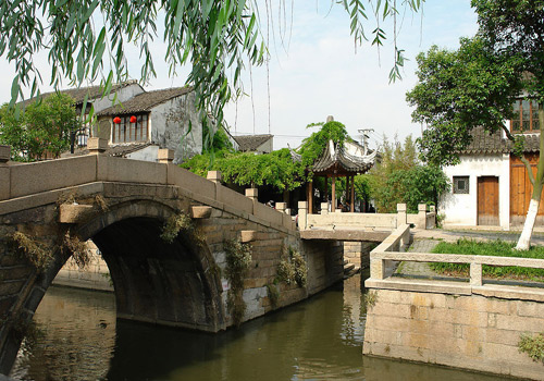 Twin Bridge is made up of a stone arch bridge – Shide Bridge and a stone beam bridge – Yong'an Bridge. 