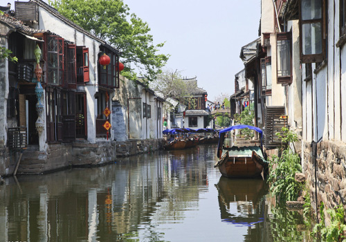 Zhouzhuang enjoys its good reputation as "the first water town in China". 