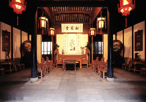 The Hall of Shen’s Residence, originally known as Jingye Tang, was built by Shen Wansan’s (a legendary tycoon in the south of the lower reaches of the Yangtze River) descendant Shen Benren in the year of 1742. 