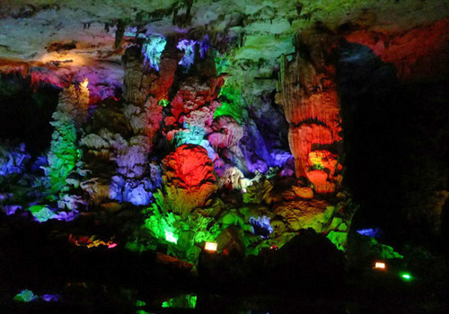 Yiling Cave,named after Yiling Village,is also called Gan Palace,which means a fantastic palace-like cave in local Zhuang language.