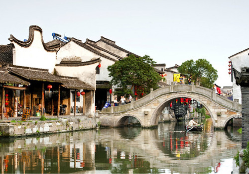 Standing on the Yongning Bridge,you will see the most outstanding scenery of Xitang ancient town.