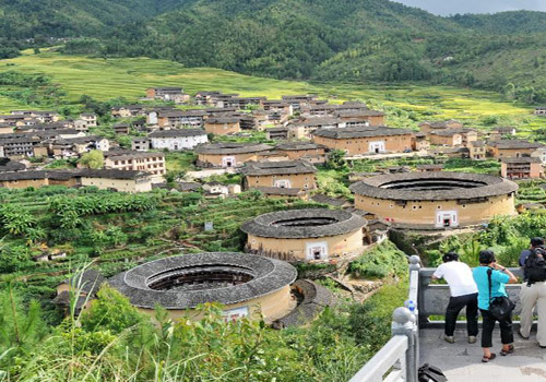 When it comes to the paradigm of the dwellings of the Hakka, the circular Tulou can never be omitted. 