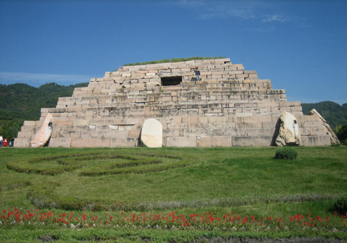 General Grave is also acclaimed as Oriental Pyramid because of its resemblance to the tomb of Pharaoh. 