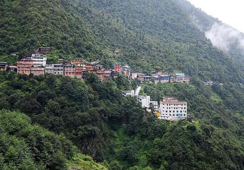 Zhangmu,landed on the slopes of a cleugh at the southern slope of Himalaya Mountains,is a small town leaning on the mountain and standing about 2400 meters high above the sea level.