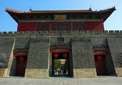 Stepping outside the Daimiao Memorial Archway, you can catch sight of the tall and lofty Zhengyang gate. 