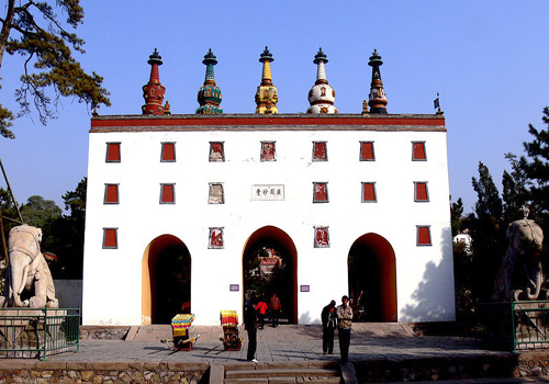 On the north of the tablet pavilion are five pagodas based on parapets. From east to west are black, white, yellow, green, and red, each representing a religious sect. 
