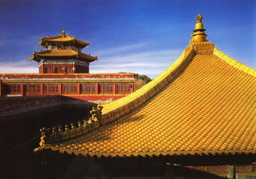 As the main palace of the Putuo Zongcheng Temple, Wanfaguiyi Palace conceals itself among Dahongtai complex, with its top standing out and glittering all the time. 