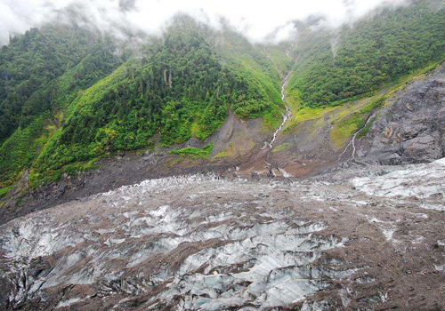 Mingyong Glacier is the largest, longest and lowest valley glacier in Yunnan Province.