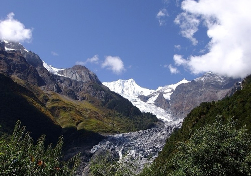 Mingyong Glacier is an extremely long ice under the Kawakarpo Peak,a peak of Meili Snow Mountain.